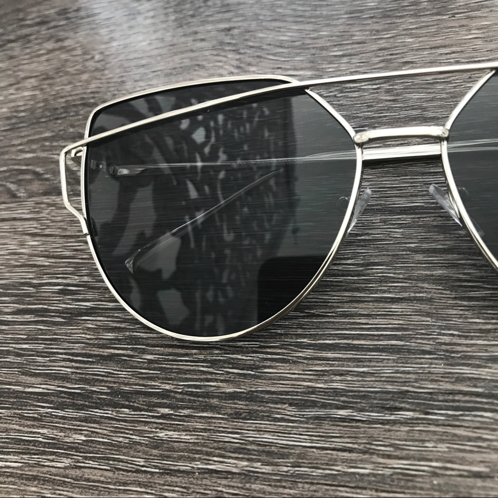 ▫️SOLD OUT▫️SILVER FRAME CROSS OVER BAR SUNGLASSES - Picture 2 of 2