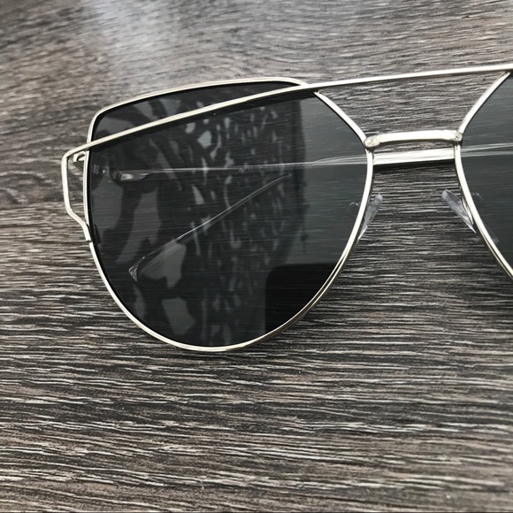 ▫️SOLD OUT▫️SILVER FRAME CROSS OVER BAR SUNGLASSES - Picture 2 of 2