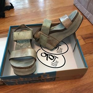 Gold otbt sandals size 6.5