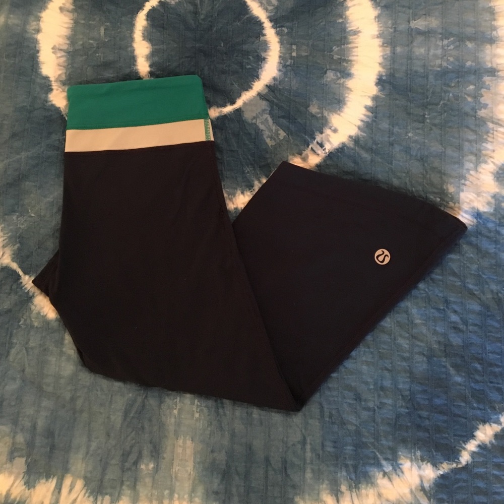 Lululemon vintage canadian navy blue groove capris