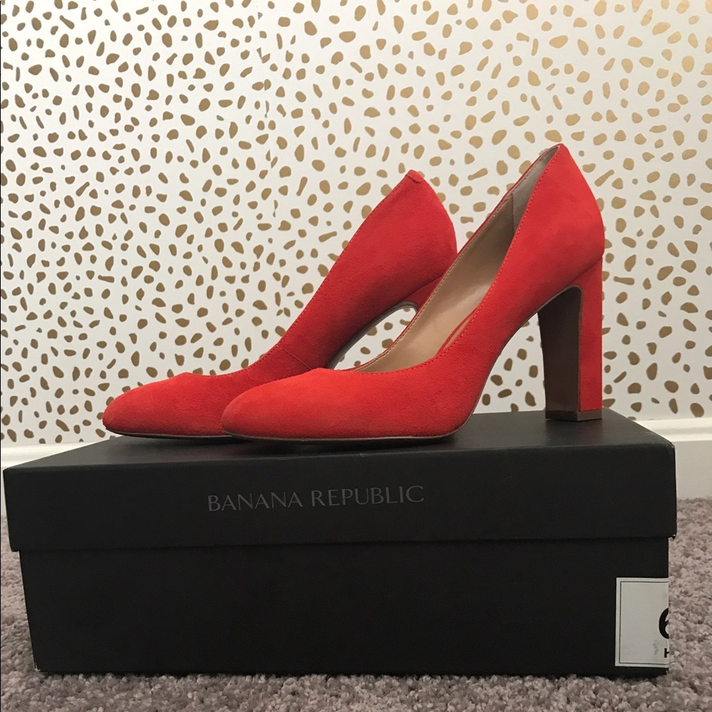 Banana Republic Canta Pump in Hot Red