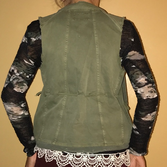 ❌SOLD❌ BKE Vest - Picture 2 of 3