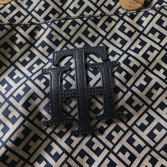 Navy blue Tommy Hilfiger purse - Picture 3 of 4