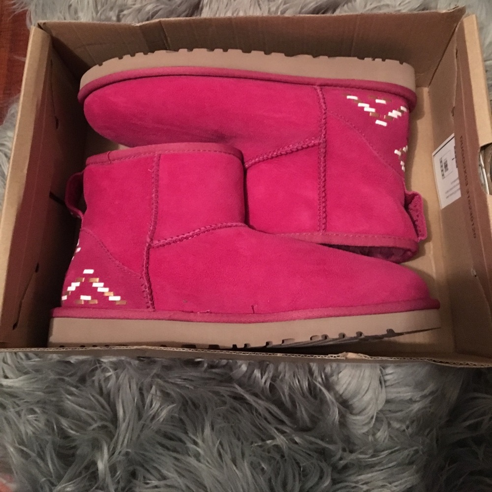 Ugg - Picture 1 of 3