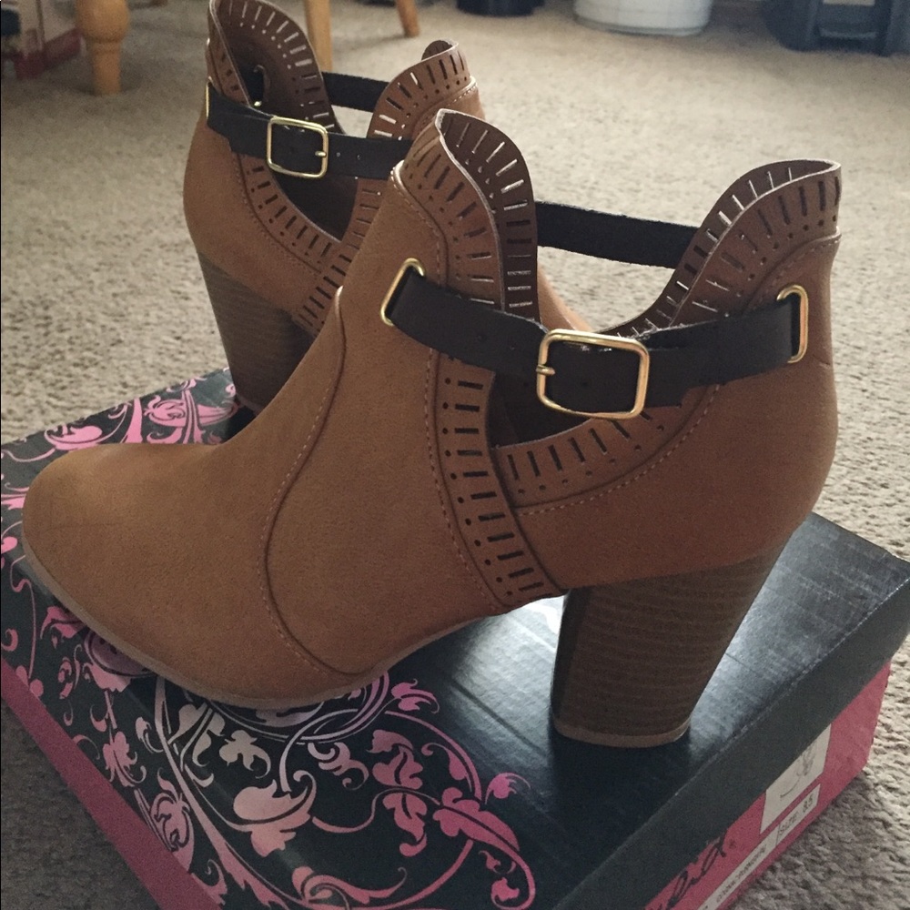 BRAND NEW Qupid Cut out Camel Ankle Booties!
