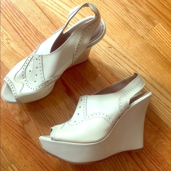 Vera Wang Wedges - Picture 2 of 3