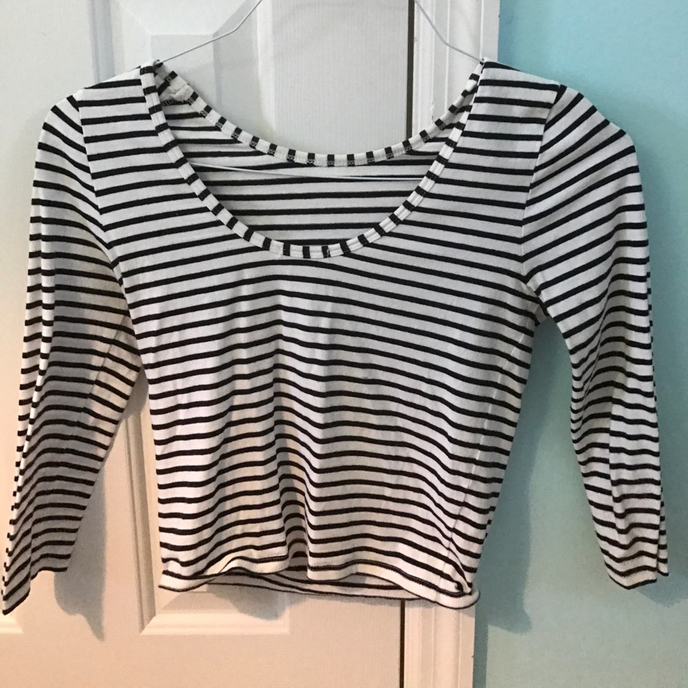 crop top. mid length sleeve