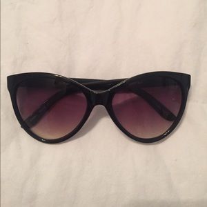 QUAY SUNGLASSES