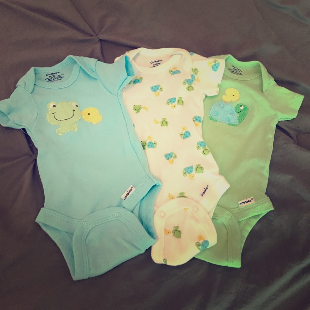 Gerber set of 3 onesie