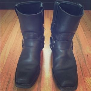 Size 7 FRYE moto boot in black