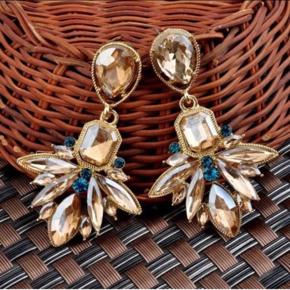 🆕 Champagne Chandelier Earrings - Picture 2 of 8
