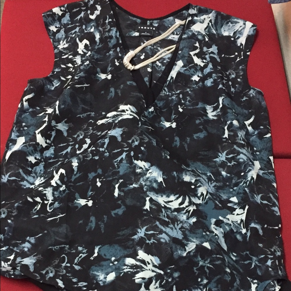 Sleeveless Print Blouse