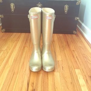 Gold metallic size 6 Hunter boots