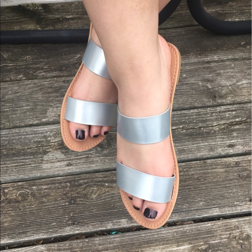 A5️⃣🌟! Matte Silver Vegan Leather Sandals! NEW! - Picture 2 of 5