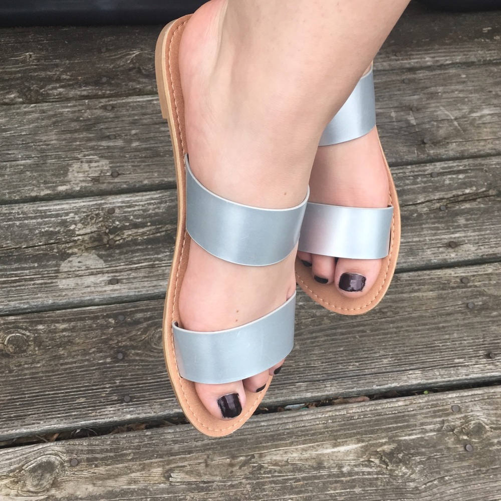A5️⃣🌟! Matte Silver Vegan Leather Sandals! NEW! - Picture 4 of 5