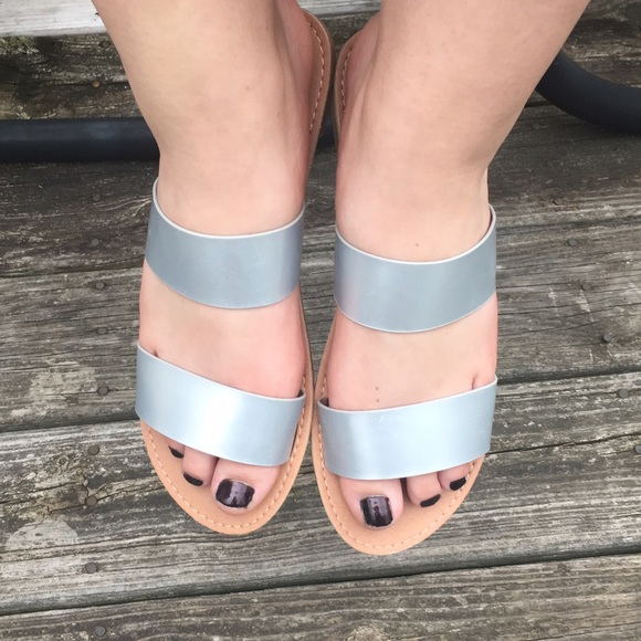 A5️⃣🌟! Matte Silver Vegan Leather Sandals! NEW! - Picture 3 of 5
