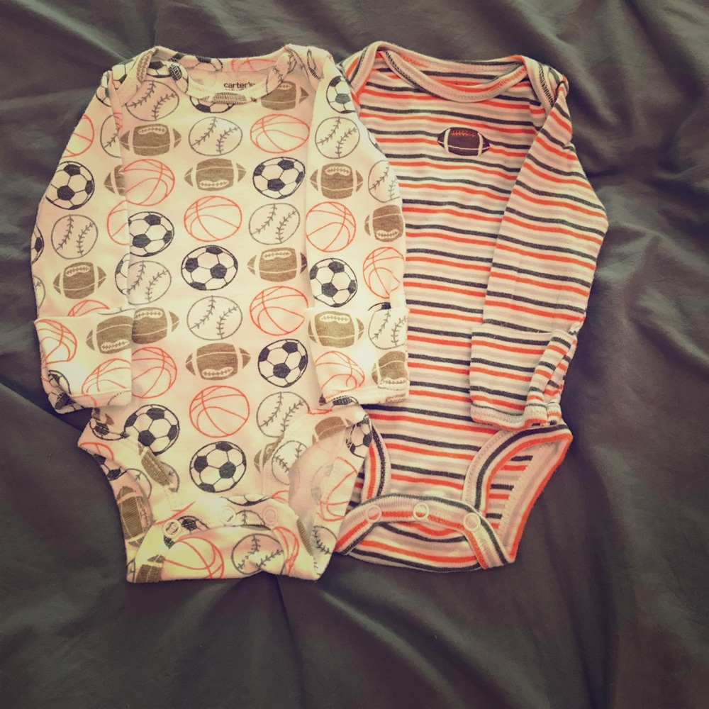 Set of 2 long sleeve onesie.