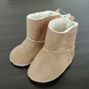 BNWT Baby Gap Sherpa lined booties