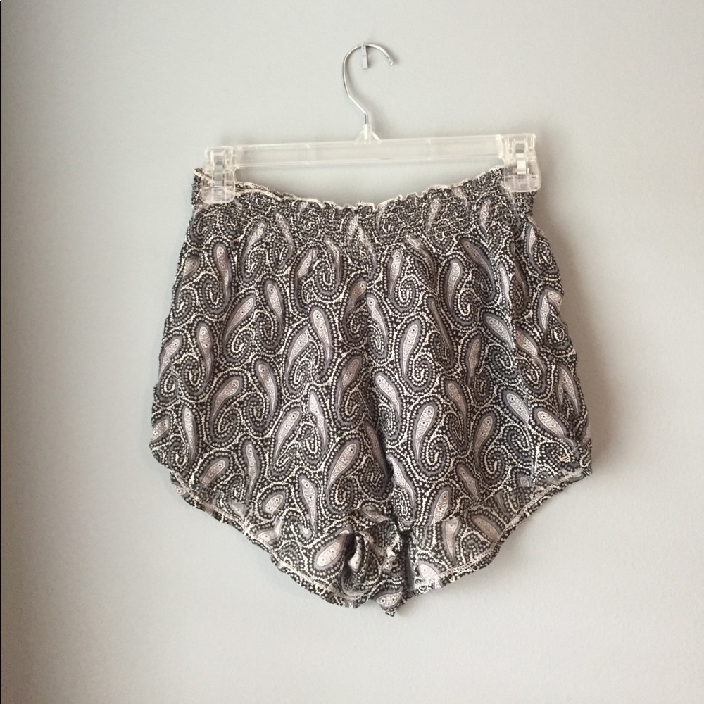 Brandy Melville lose patterned shorts