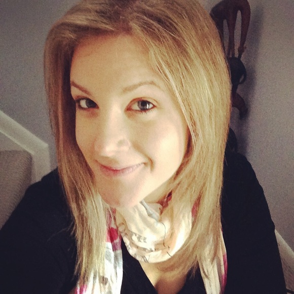 Meet Your Posher, Jenna! - Picture 2 of 3