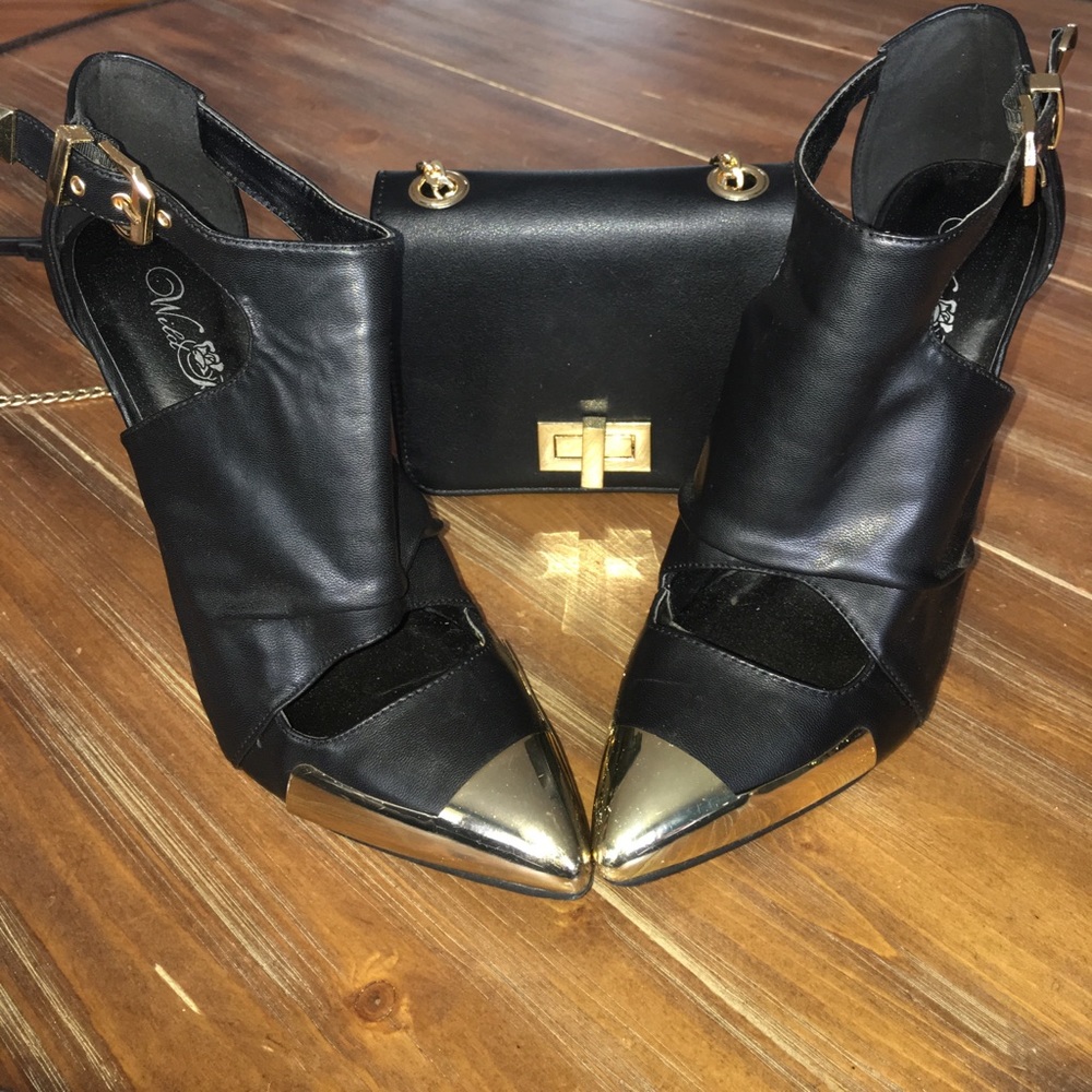 Stunning faux leather and gold pumps 👠