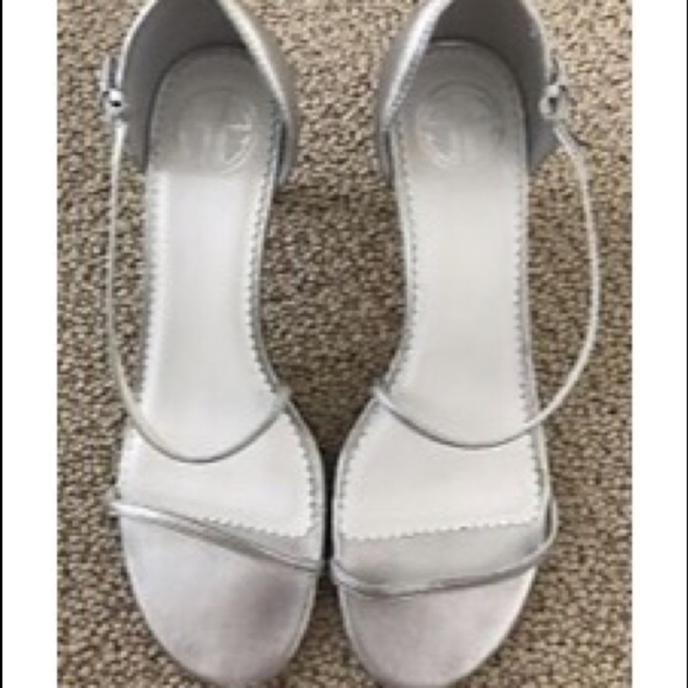 Lilly Pulitzer silver strappy kitten heels