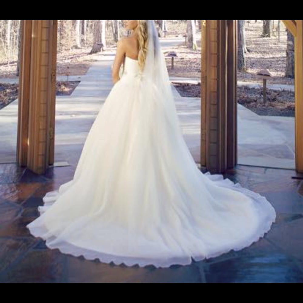 Vera wang wedding gown size 4 worn once - Picture 2 of 5
