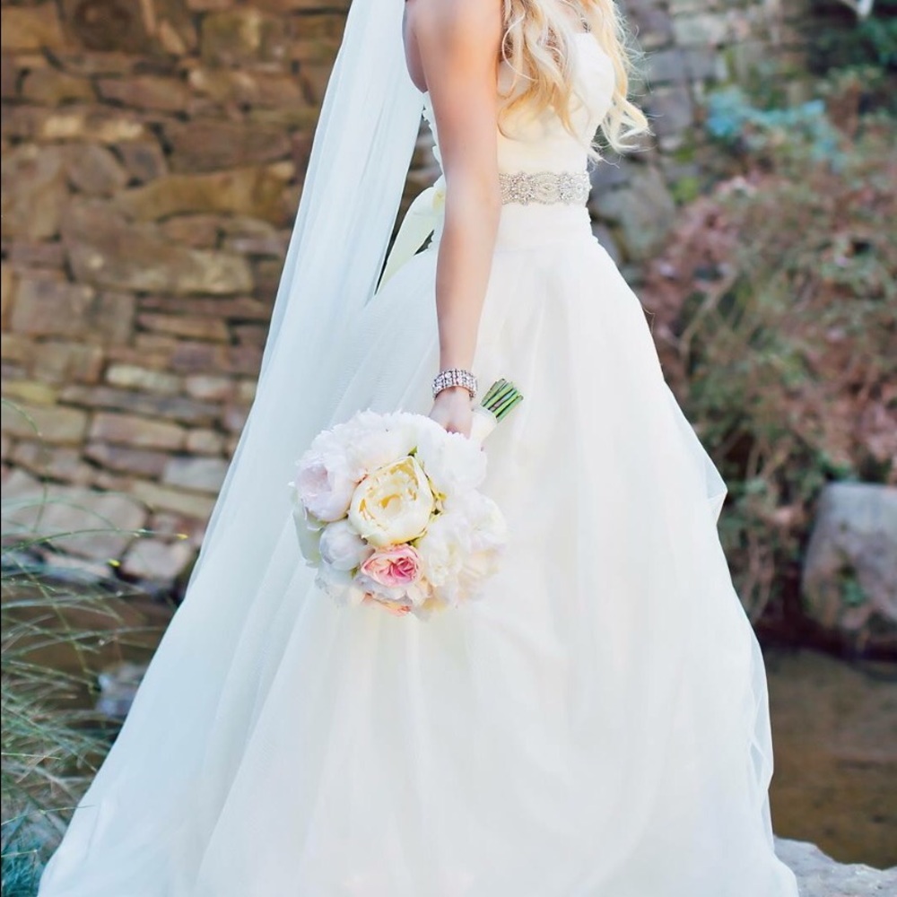 Vera wang wedding gown size 4 worn once - Picture 4 of 5