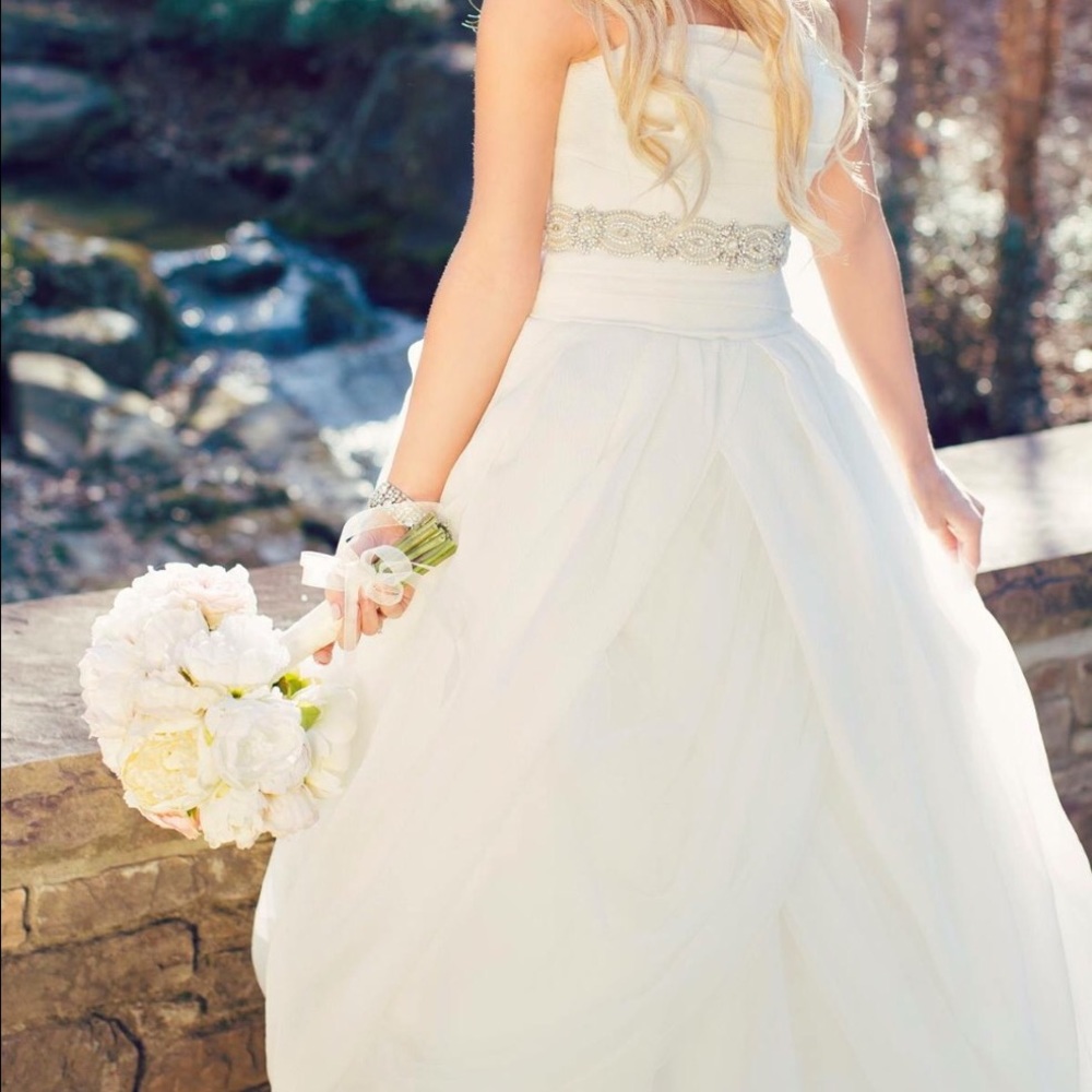 Vera wang wedding gown size 4 worn once - Picture 5 of 5