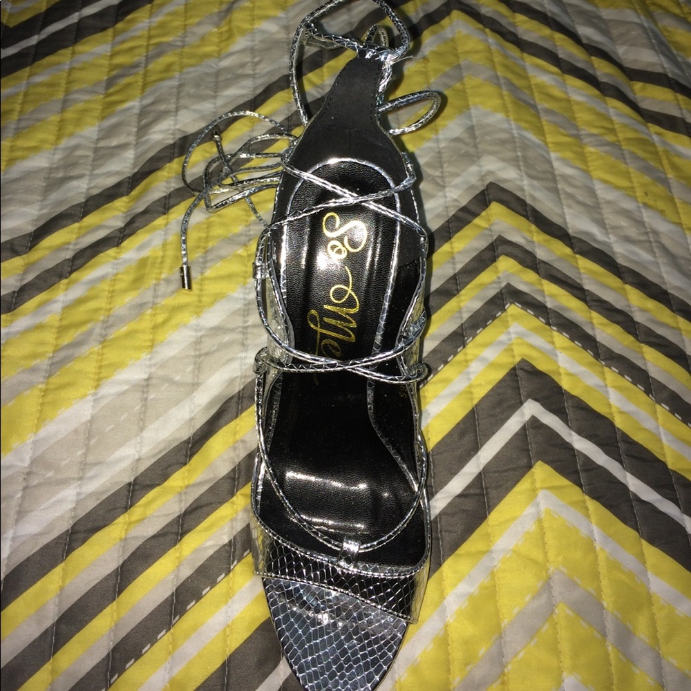 Heels - Picture 2 of 3