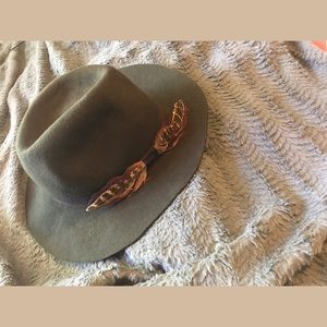 💕Jessica Simpson felt hat with feather 👒