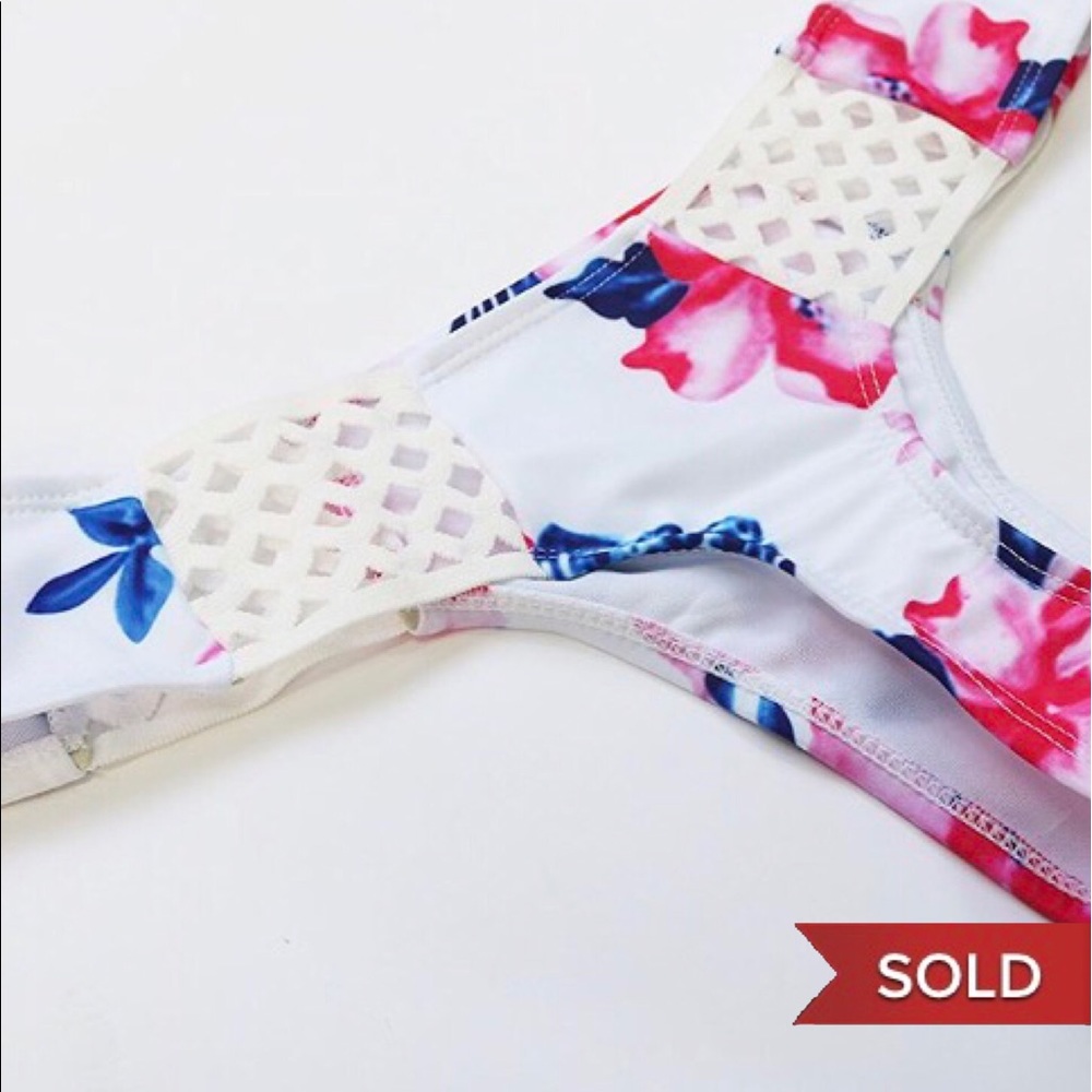 🌸Floral White Bikini Bottoms🌸