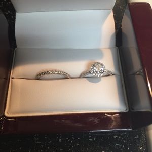 Engagement ring and wedding band set