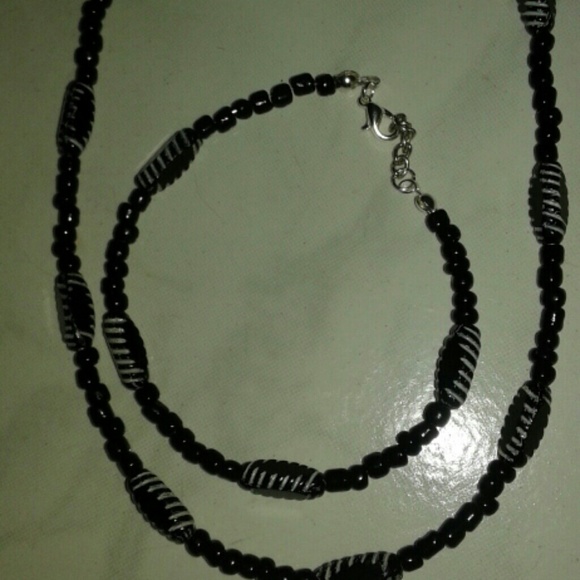 SALE! Nwot New Set necklace/bracelet beaded black & white - Picture 1 of 3