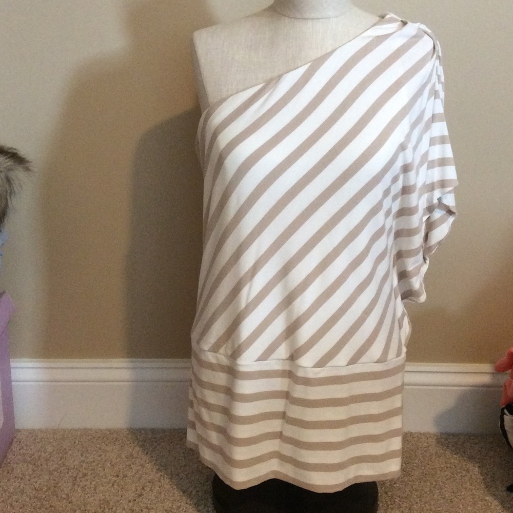 ❤️❤️ WHBM One shoulder white and tan top