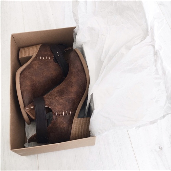 🥾Vegan Leather Booties🥾 - Picture 3 of 4