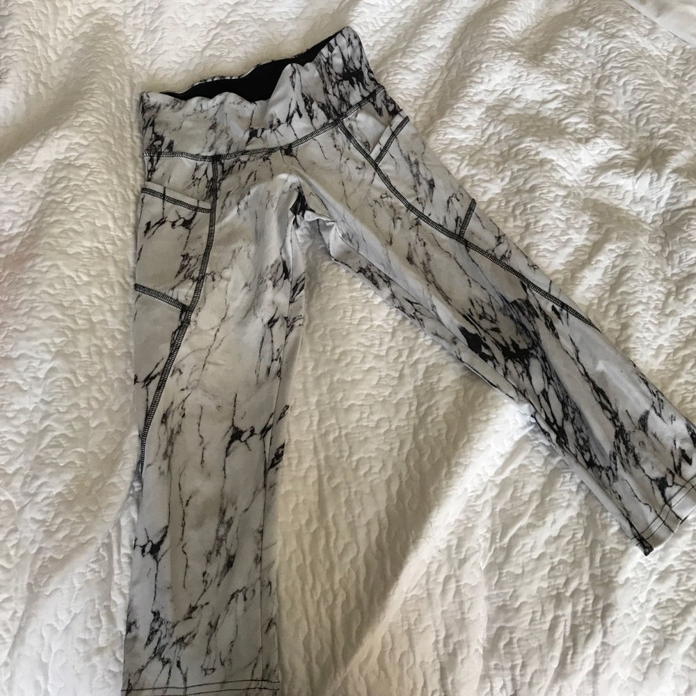STRUT THIS MARBLE CAPRI LEGGING