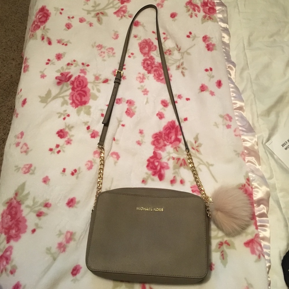Micheal kors purse with micheal kors puff ball - Picture 2 of 5