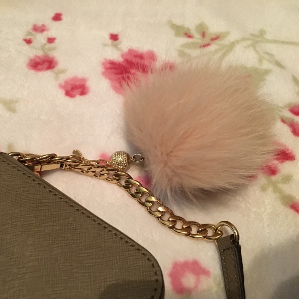 Micheal kors purse with micheal kors puff ball - Picture 5 of 5