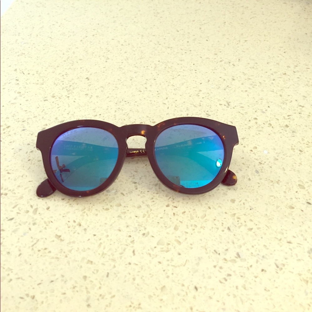 Tortoise frame, blue lense DIFF dime ll.