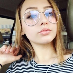 Meet your Posher, Maya