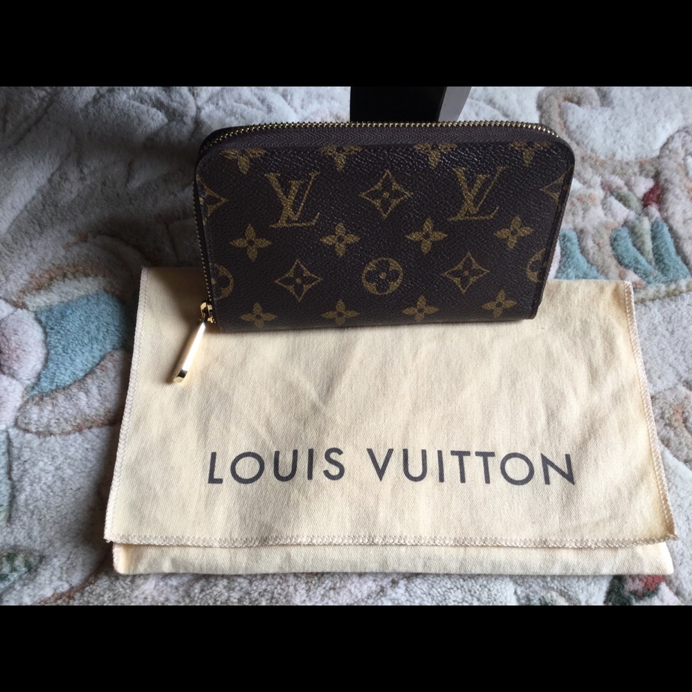 SOLD Authentic Louis Vuitton Zippy Compact Wallet