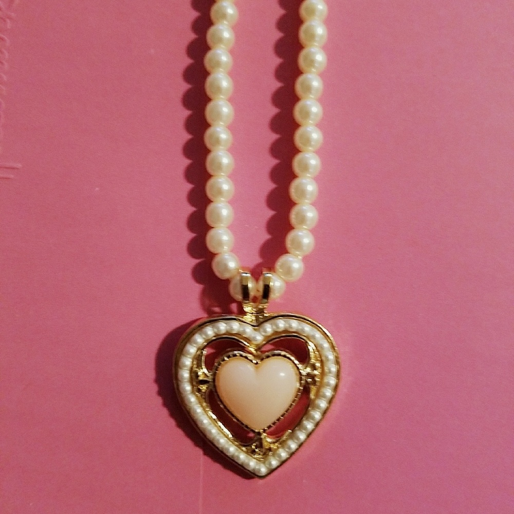 Heart-shaped pendant necklace