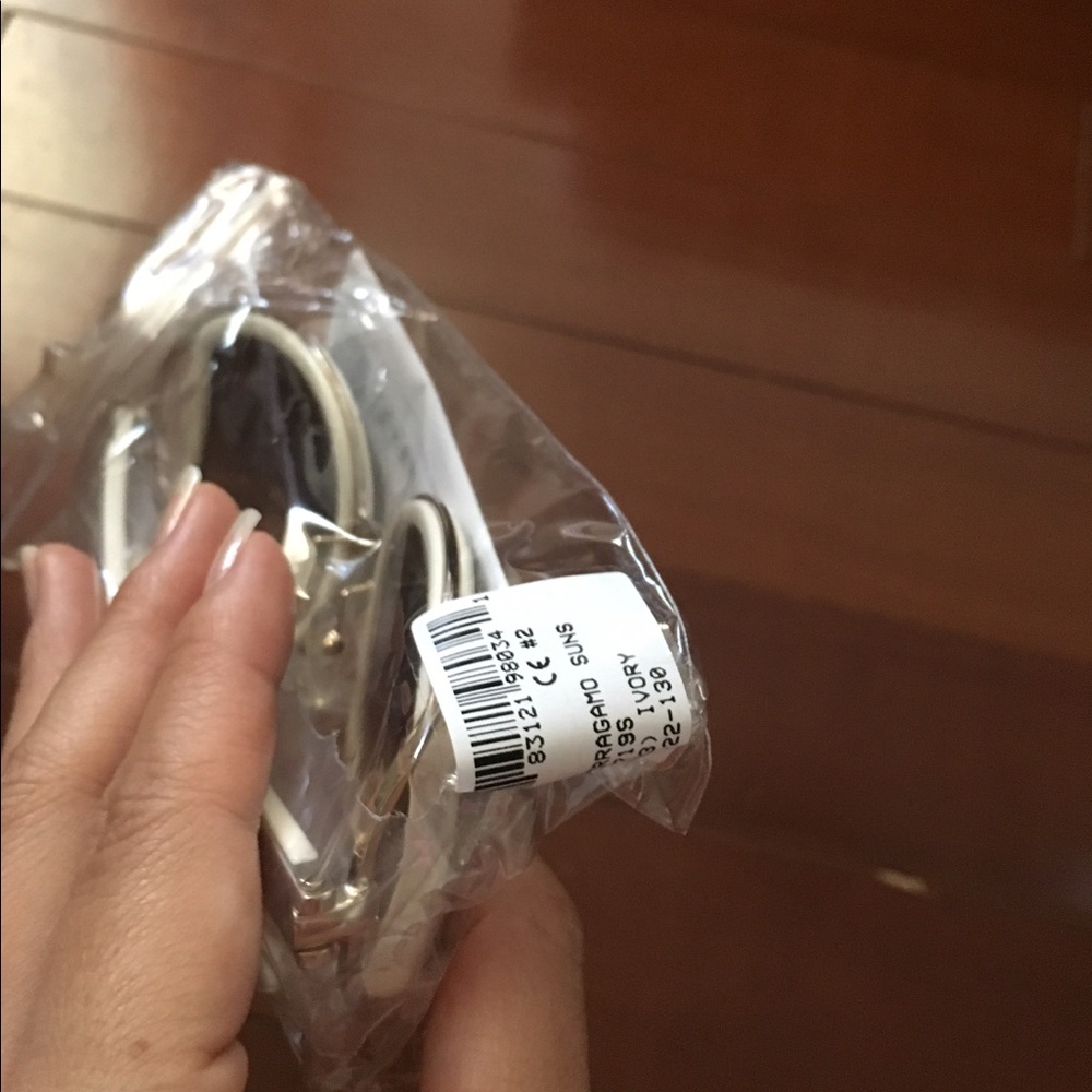 Authentic Salvatore Ferragamo Sunglasses - Picture 5 of 8