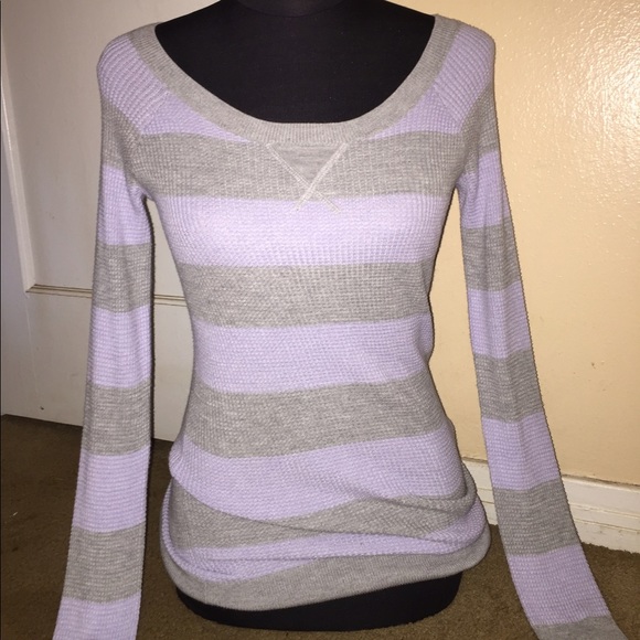 Cute sweater/shirt. - Picture 1 of 2