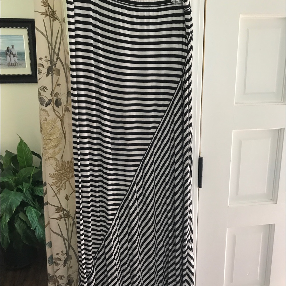 EUC Women's Large Max Studio Maxi Skirt