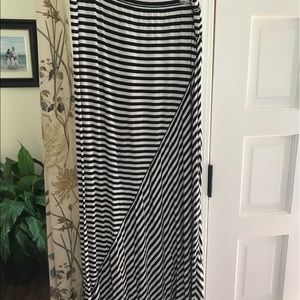 EUC Women's Large Max Studio Maxi Skirt