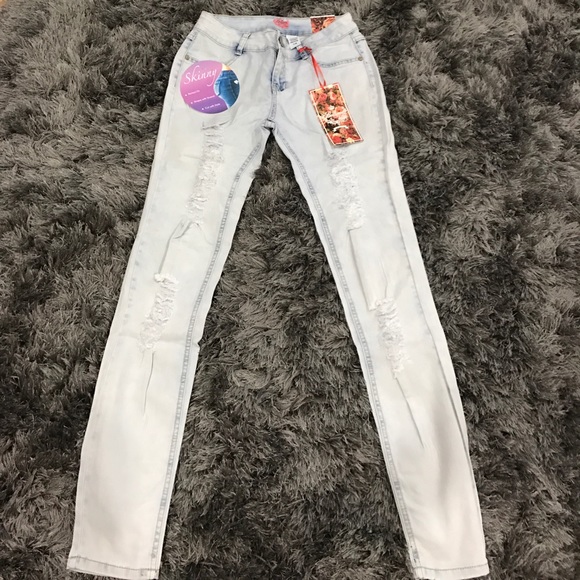 🔥New🔥 Women's Light Distressed Jeans - Picture 2 of 6