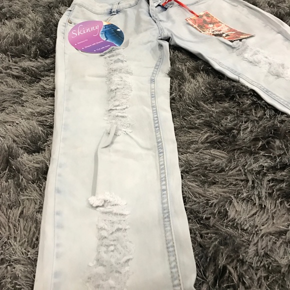 🔥New🔥 Women's Light Distressed Jeans - Picture 3 of 6