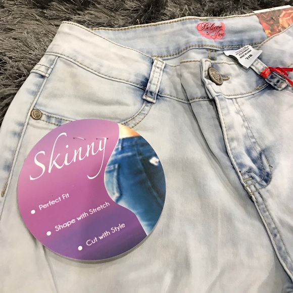 🔥New🔥 Women's Light Distressed Jeans - Picture 4 of 6